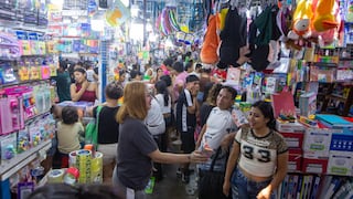 Padres de familia compran útiles escolares a última hora en Mesa Redonda (FOTOS)