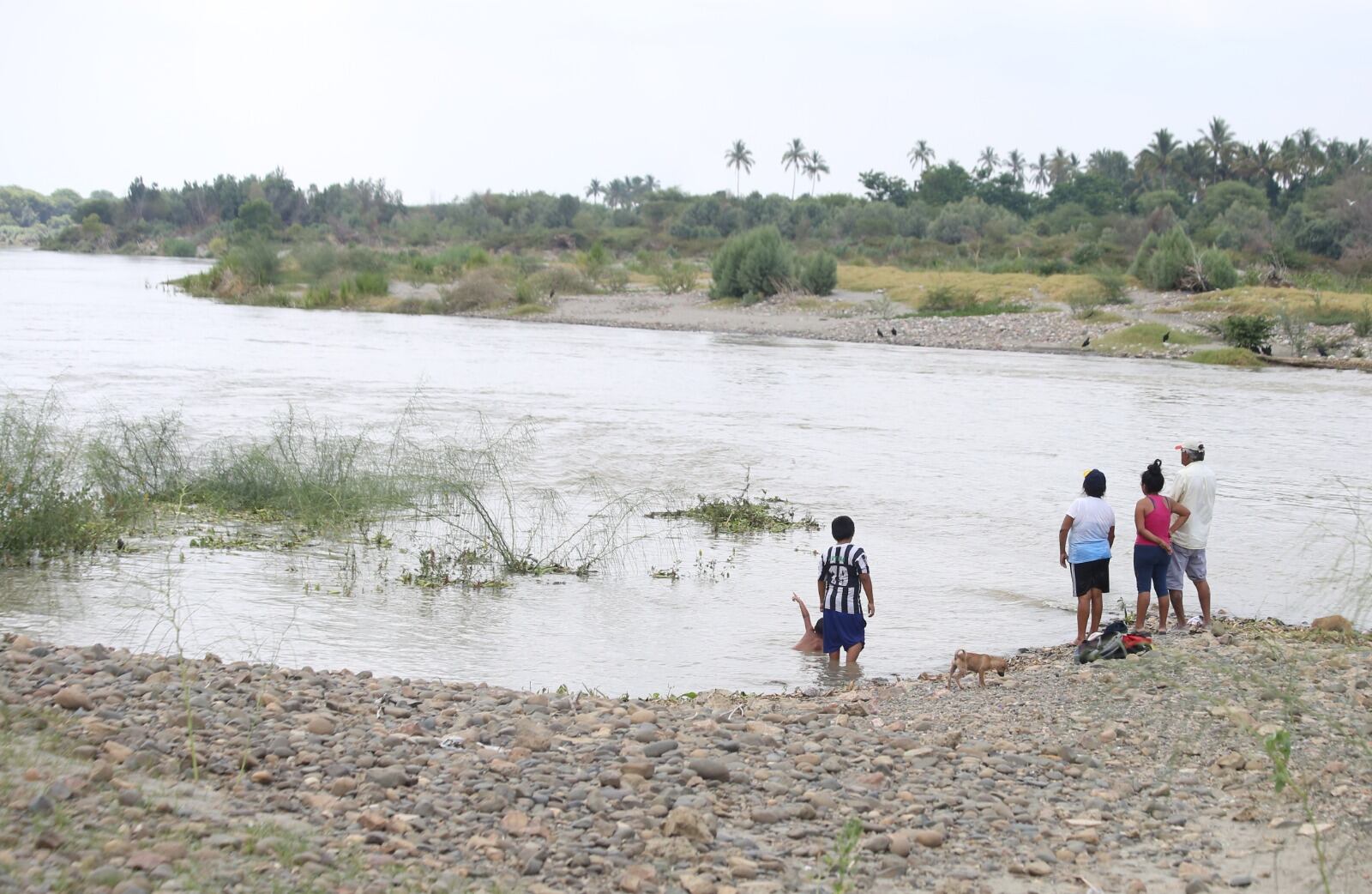 Adolescente de 15 años ingresó a bañarse con otros amigos, pero fue arrastrado y aún no encuentran su cuerpo