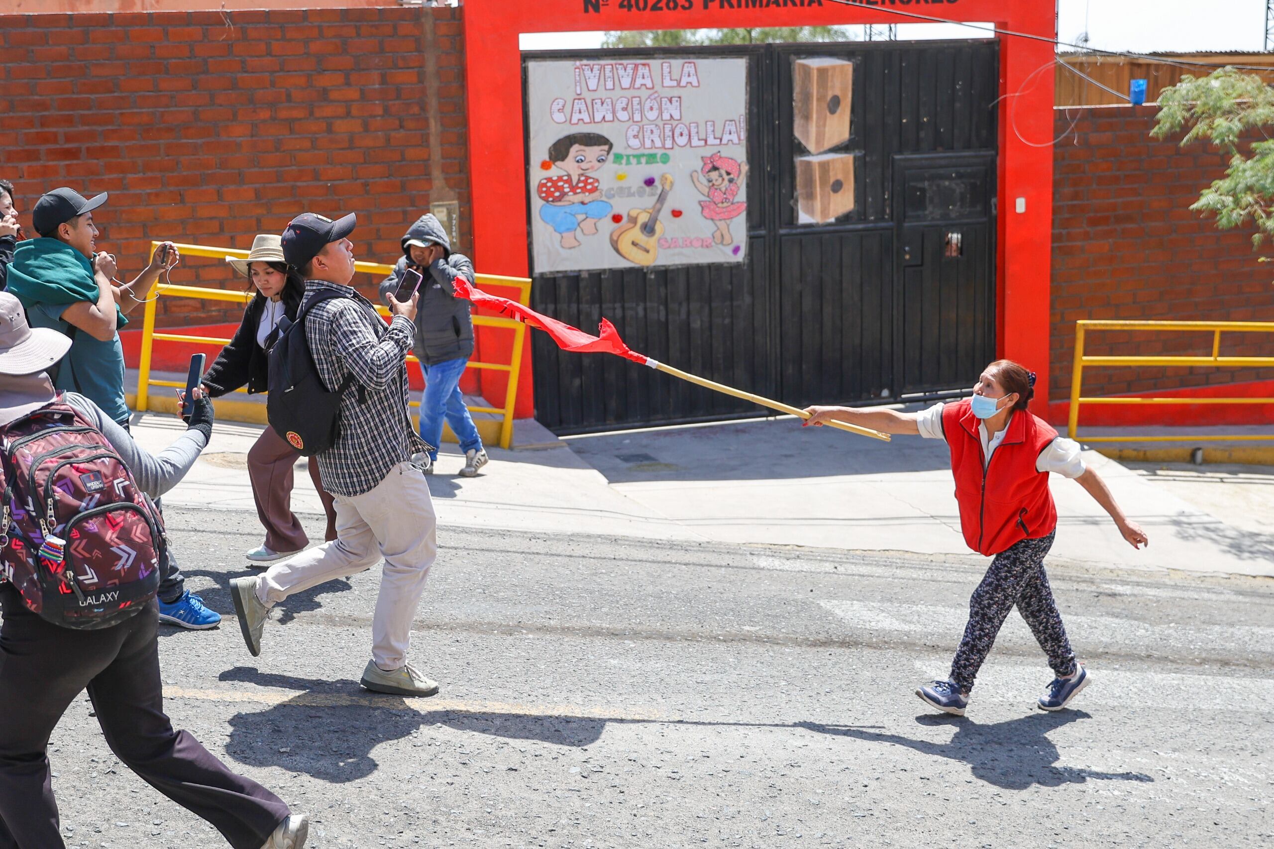 Lanzaron objetos y golpearon con palos a los hombres de prensa. (Foto: Juan Santy)