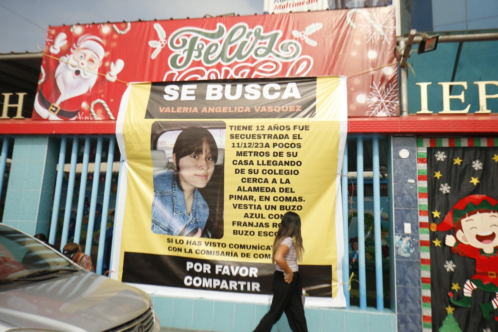 Una gigantografía con la foto de Valeria se ha colgado en la fachada del colegio de la menor.
