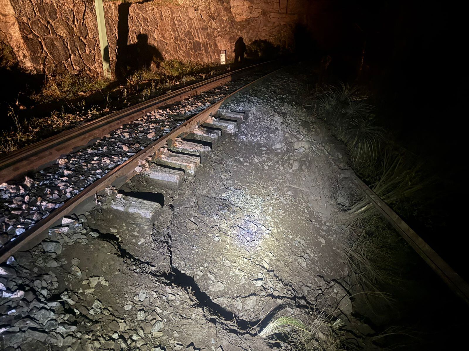 Operador ferroviario da cuenta sobre manipulación del tendido férreo, que imposibilitaría la salida de un convoy para auxiliar a los turistas que se quedaron varados en Machu Picchu luego del paro impulsado por parte de la población local.