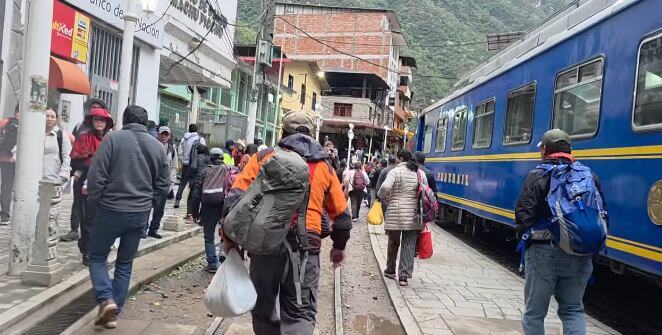 El gobernador regional del Cusco calificó de “acción desproporcionada” la paralización temporal del servicio de buses entre Machu Picchu Pueblo y la ciudadela inca, e insistió en que la gestión del acceso turístico debe pasar a manos regionales. (Captura Tribuna del Pueblo - Facebook)