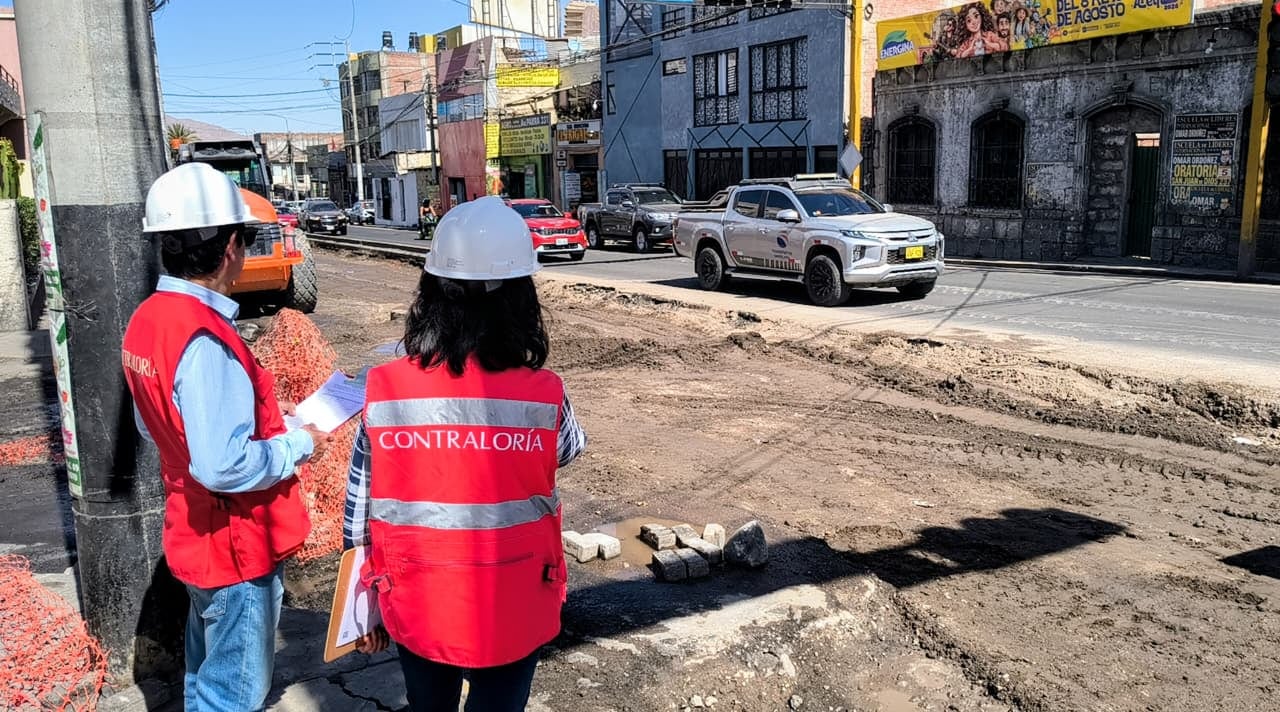Contraloría alerta deficiencias técnicas en asfaltado del carril de bajada de la avenida, en Arequipa. Foto: Contraloría.