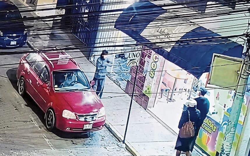 Los maleantes mataron al taxista de 82 años, quien fue acuchillado durante un asalto ocurrido en Camaná. Foto: Captura de video.