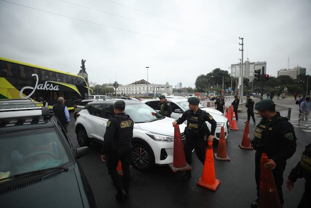 Cierre de vías hacia el Centro de Lima provoca caos vehicular en zonas aledañas