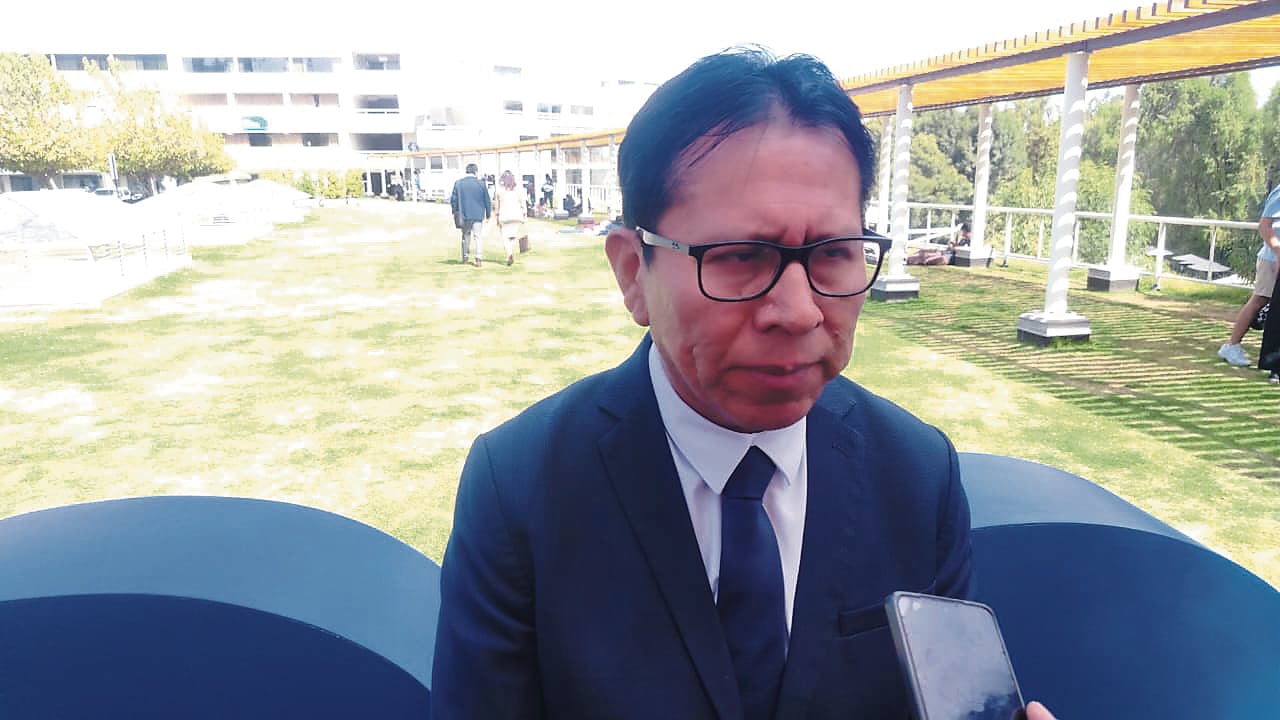 Presidente de la Corte Superior de Justicia de Arequipa, Nicolás Iscarra, pide a obreros canalizar sus reclamos. Foto: (Foto: Álvaro Figueroa/@photo.gec)