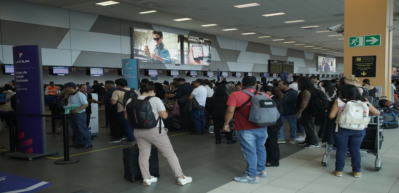 Pasajeros pasaron mal momento esta mañana. (Foto: Britanie Arroyo/ @photo.gec)