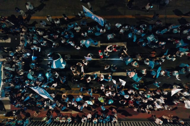 Simpatizantes de partidos llegan a exteriores del Centro de Convenciones por debate presidencial (Foto: Julio Reaño/GEC)