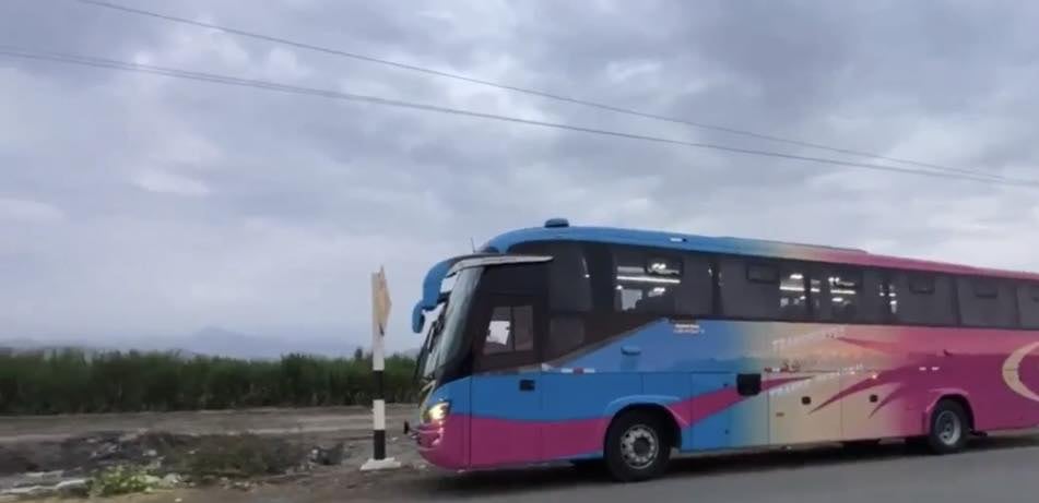 Los pasajeros reaccionaron rápidamente y se lanzaron al piso para proteger sus vidas.