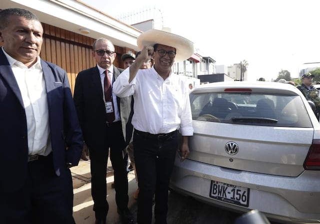 Candidato presidencial Roberto Sánchez votó en San Borja (Fotos: Jesús Saucedo / @photo.gec)