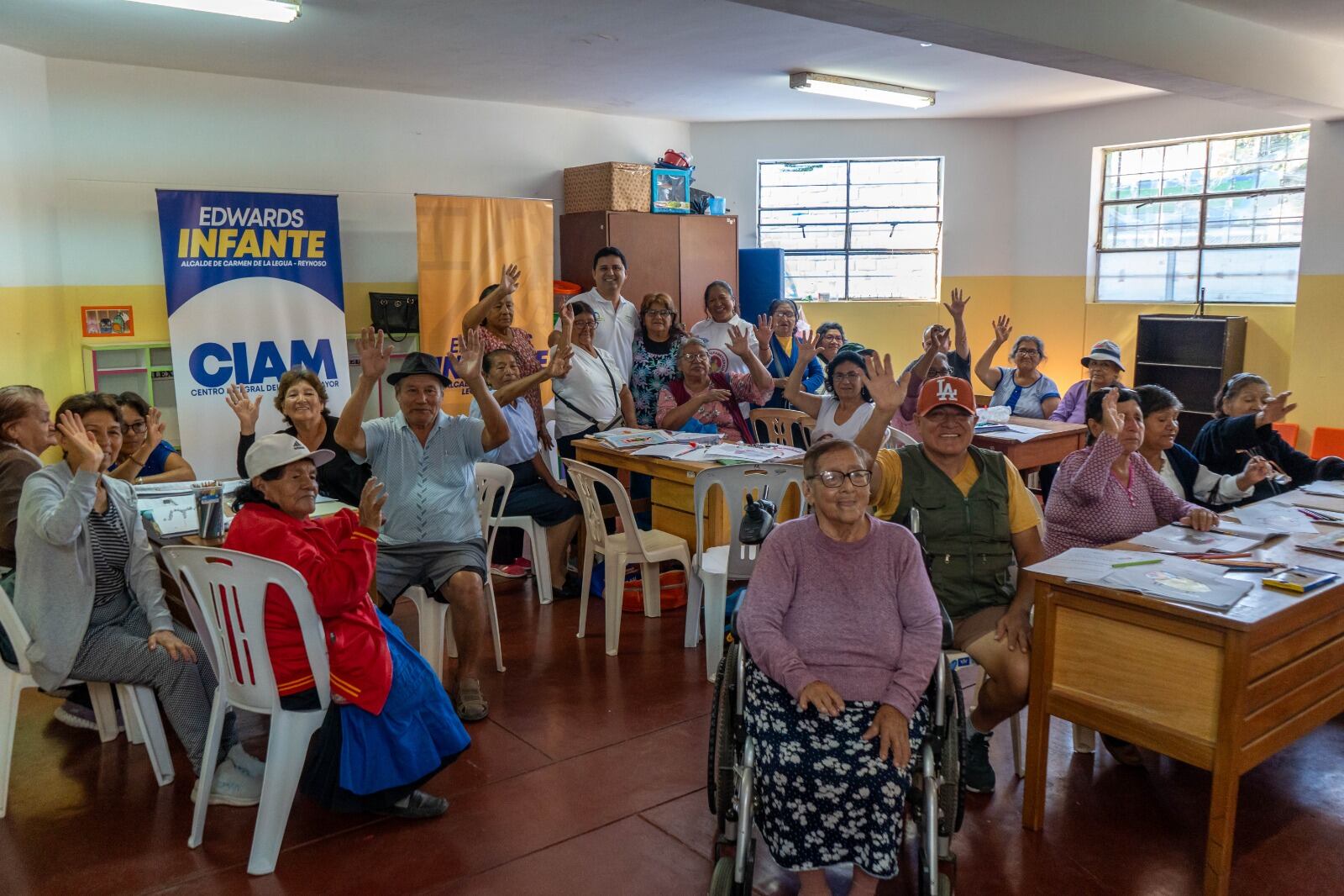 Carmen de La Legua: abuelitos en el colegio.