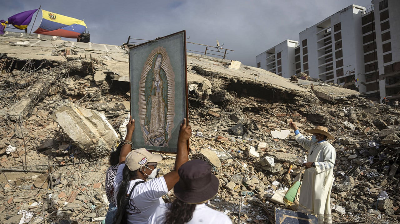 Personas junto al sacerdote Omar Pérez durante un recorrido para acompañar con oraciones a familiares, voluntarios y rescatistas que continúan las labores de recuperación de cuerpos atrapados bajo los escombros. EFE/ Miguel Gutiérrez