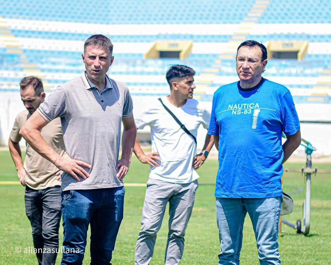 Acompañado de su comando técnico y de los directivos sullaneros en el "Campeones del 36".