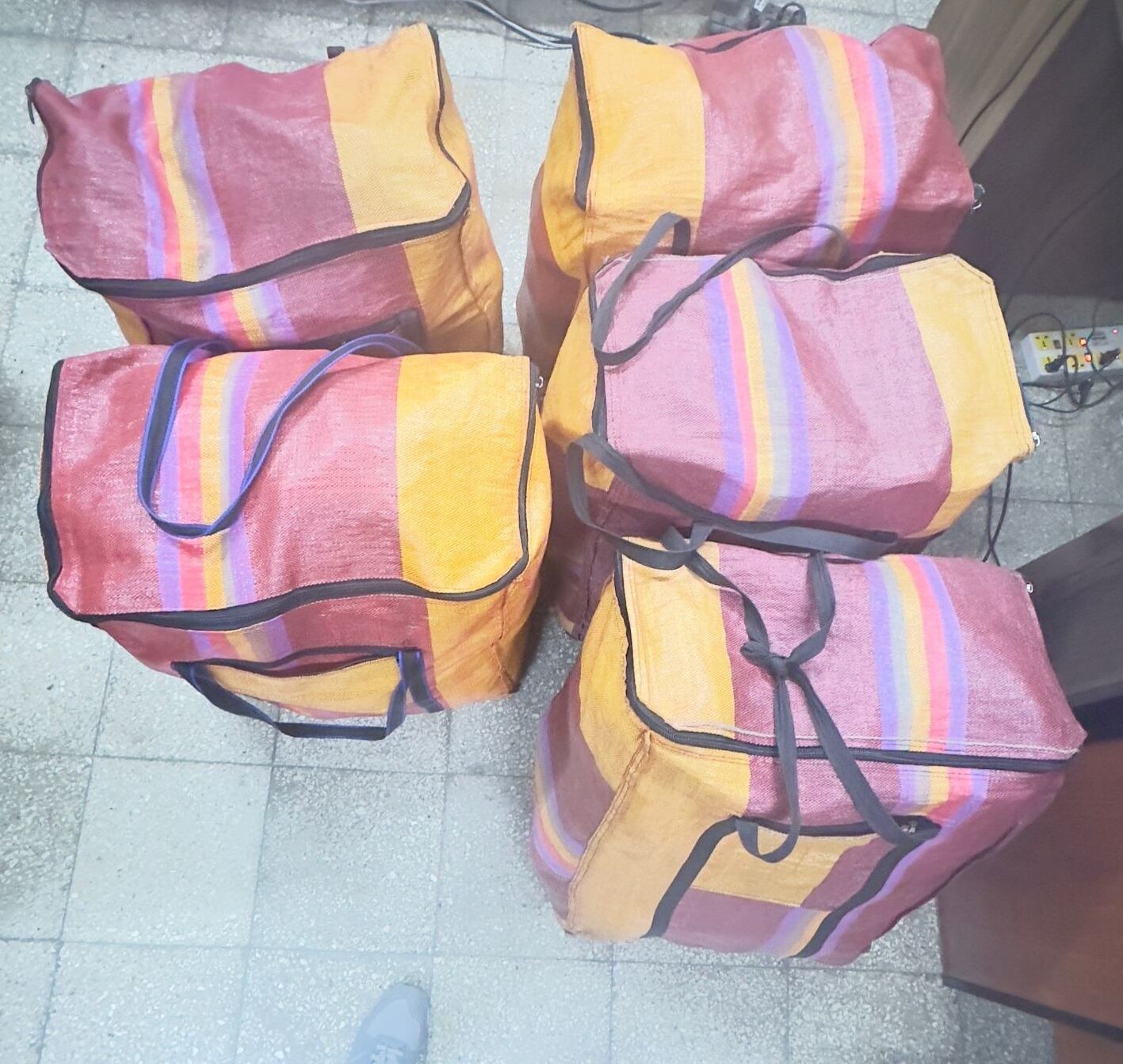 Tras el registro vehicular se halló cinco bolsas con calzados de segundo uso (cachina). (Foto: Difusión)