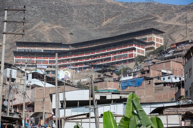 Electores suben empinadas pendientes para votar en colegio de Pamplona Alta (Fotos: Fernando Sangama / @photo.gec)