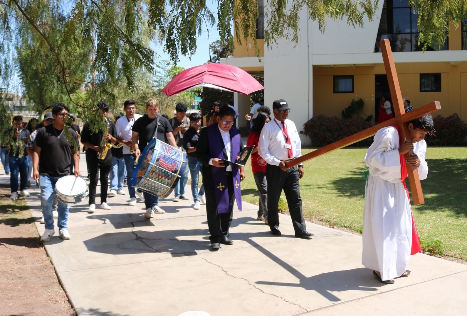 En la Universidad Nacional Jorge Basadre trabajadores y estudiantes se escenificó el vía crucis. (Foto: Difusión)