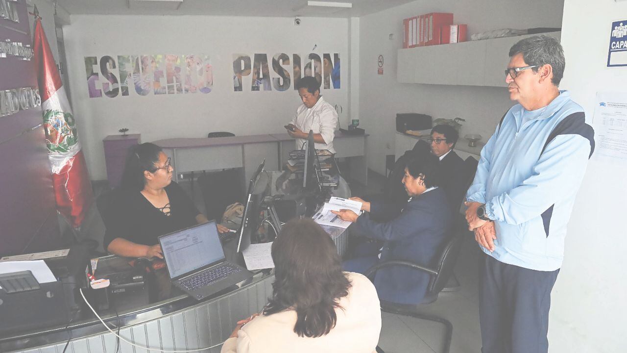 Martín Camacho dice que Ministerio de Educación no quiere cerrar centros de estudio que entregarían títulos a alumnos que no asistirían a clases.