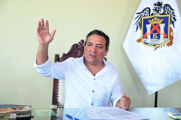Alcalde de Trujillo se presentó a audiencia por difamación agravada sin su abogado, por lo que juzgado tuvo que reprogramar la cita judicial. Denunciante Ricardo Morales descarta conciliación y exige justicia, luego de que el burgomaestre lo tildara de “corrupto”. Pide dos años de cárcel y S/ 100 mil de reparación civil.