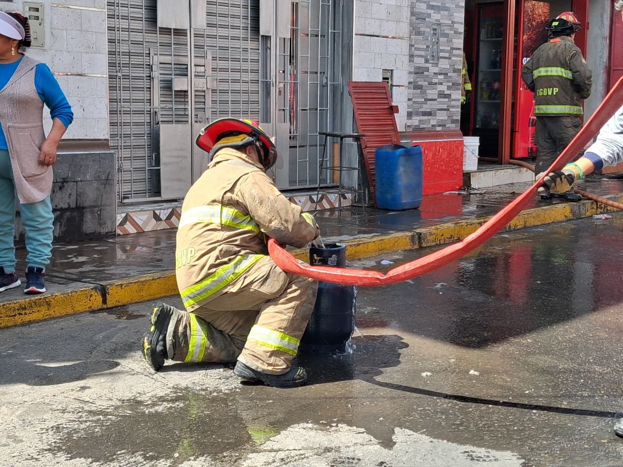 Incendio en calle 2 de Mayo, en Arequipa, deja daños materiales. (Foto: Flor Barrios/@photo.gec)
