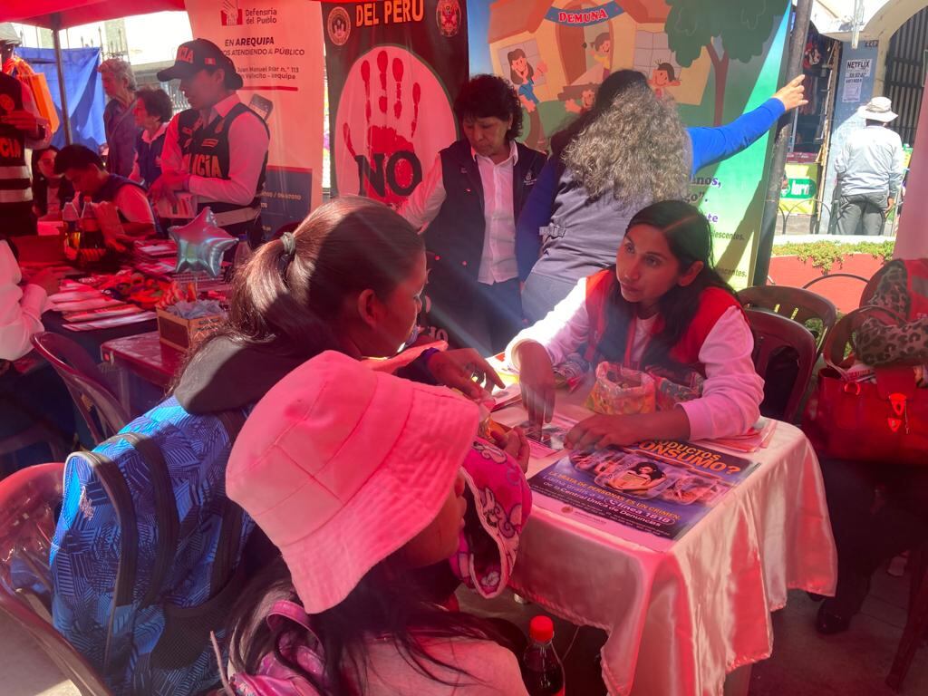 miembros de la Demuna, la Defensorías, gerencia de trabajo y la Policía dieron orientación y consejería en campaña realizada en plazoleta del mercado San Camilo (FOTO: SOLEDAD MORALES)