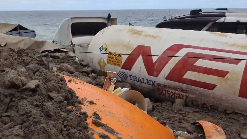 Vehículos enterrados en el lodo en la Panamaericana Sur