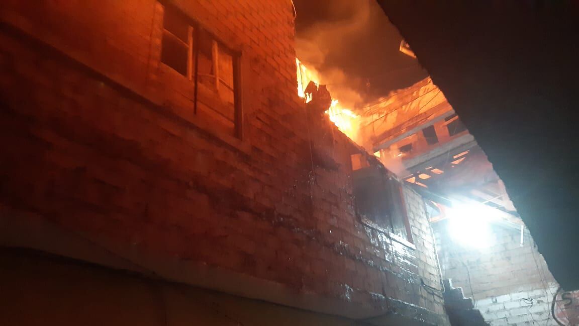 San Juan de Lurigancho: Hombre provoca incendio tras discusión con su pareja.