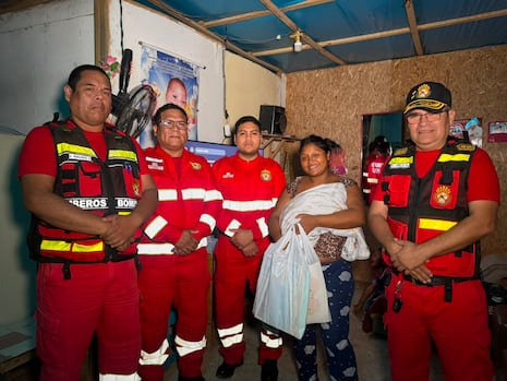 Bomberos de Pisco asisten parto de emergencia y salvan a madre y recién nacido