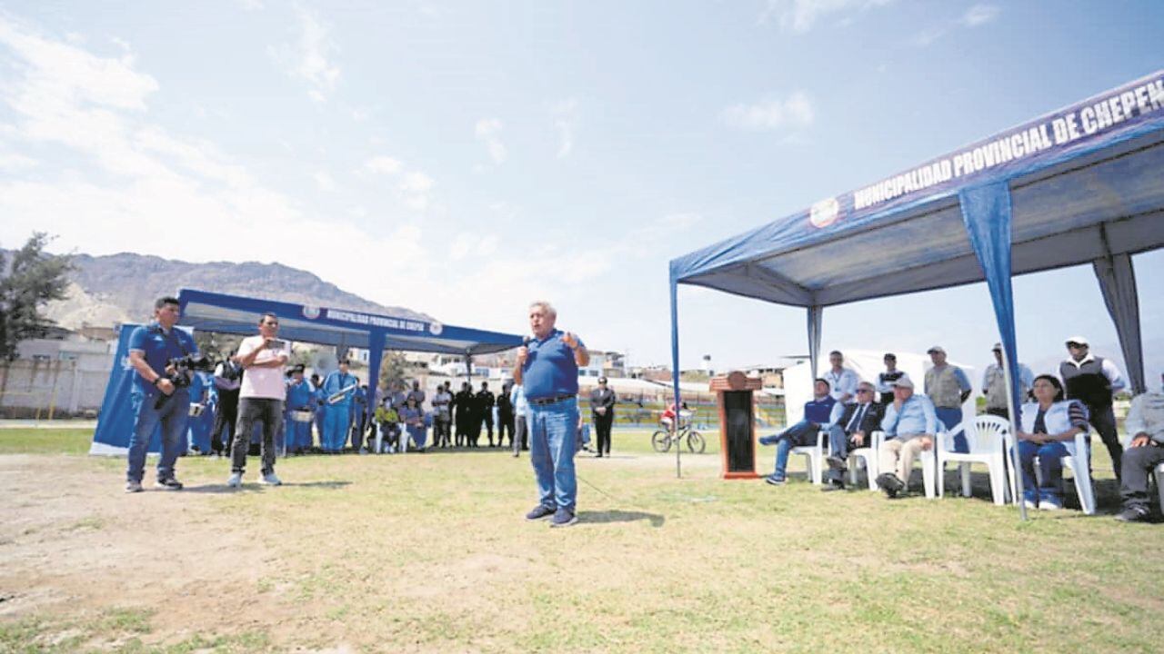 Burgomaestre aseguró en una entrevista que a cambio de apoyo político al gobernador se le solicitó que mejore el estadio y otras obras de envergadura para la provincia.