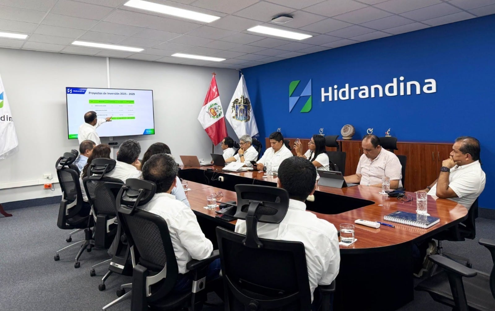 Reunión de trabajo entre el diputado Geanmarco Quezada y funcionarios de Hidrandina para garantizar la continuidad del servicio eléctrico frente al FEN.