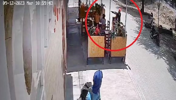 Las cámaras de seguridad ubicadas en locales aledaños al restaurante grabaron el preciso momento del asalto a los dos agentes en el sector oeste