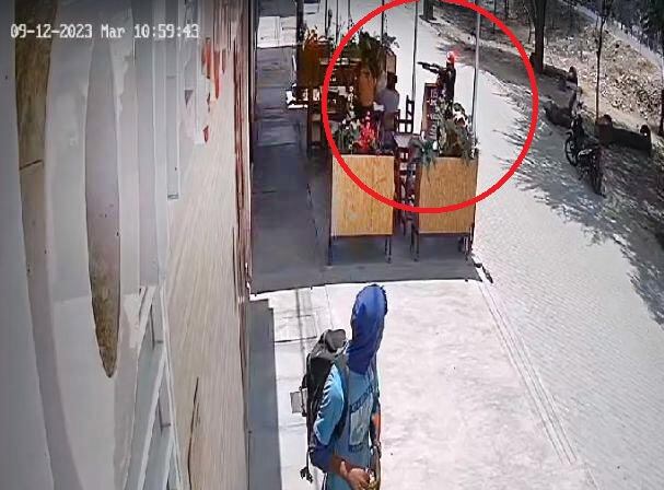 Las cámaras de seguridad ubicadas en locales aledaños al restaurante grabaron el preciso momento del asalto a los dos agentes en el sector oeste