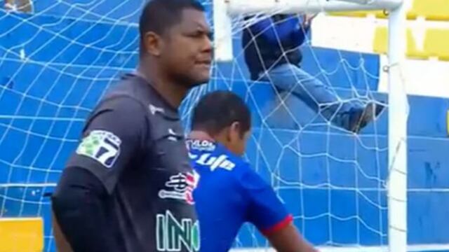 ‘Chiquito’ Flores fue autor de un ‘blooper’ y jugada acabó en gol a su equipo (VIDEO)