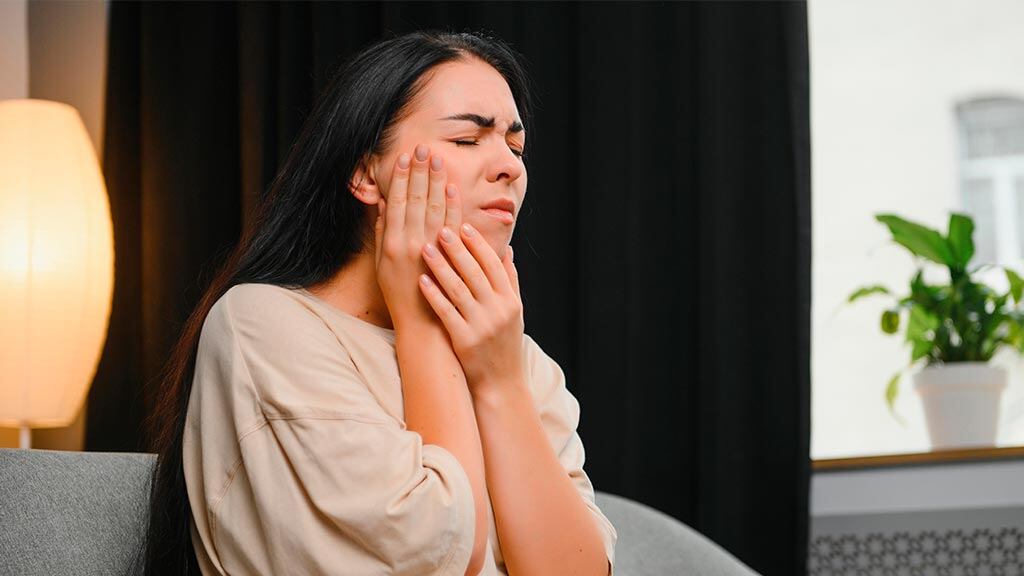 Este trastorno involuntario de apretar o rechinar los dientes afecta a más personas de lo que se cree, provocando insomnio, dolor crónico y desgaste dental si no se detecta y trata a tiempo.