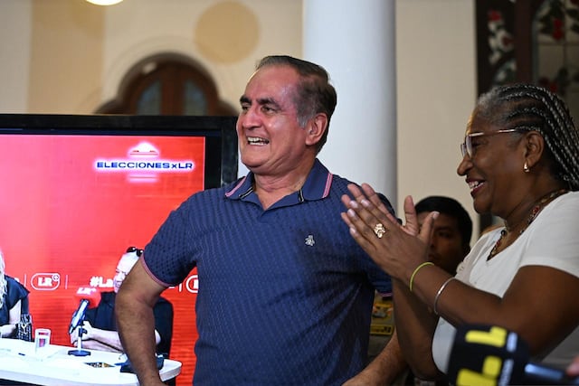 El candidato por partido "Buen Gobierno", Jorge nieto, recibió el flash electoral en su local en el centro de Lima. (Fotos: Paloma del Solar /@photo.gec)