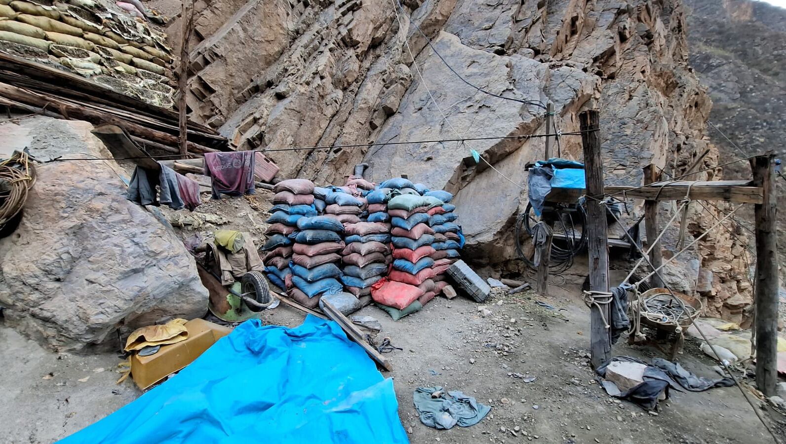 Fiscalía y Policía realizaron operativo en la provincia de Sánchez Carrión. También incautaron insumos y maquinaria pesada.