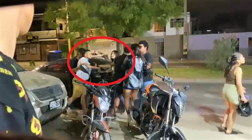 En varios videos se observa cuando el fiscal la grita y la jalonea para llevársela, pero los amigos de la mujer impiden que lo haga.