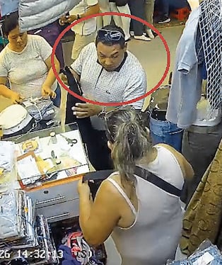 Cámaras grabaron a sujeto ladrón de indumentaria.