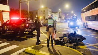 Motociclistas en fuga protagonizaron fatal accidente en SMP: Una joven falleció y su acompañante terminó herido