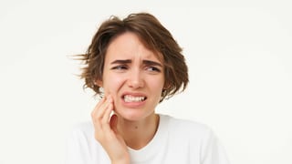 ¿El estrés está dañando tus dientes? Cinco señales que podrían alertar sobre bruxismo
