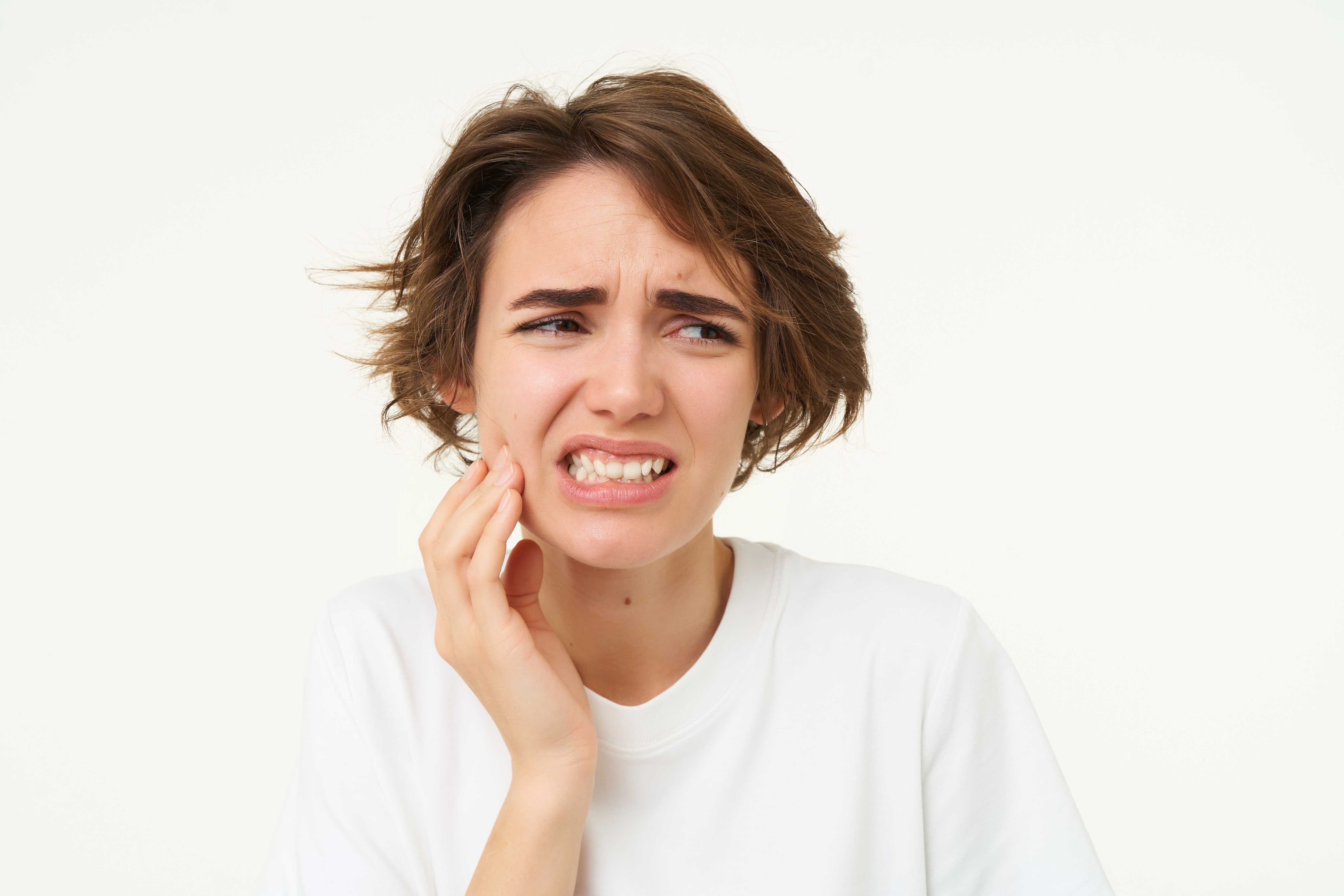 El estrés y la ansiedad no solo afectan la salud mental. También pueden manifestarse en la boca a través del bruxismo, una condición que provoca desgaste dental y otros problemas que suelen pasar desapercibidos.