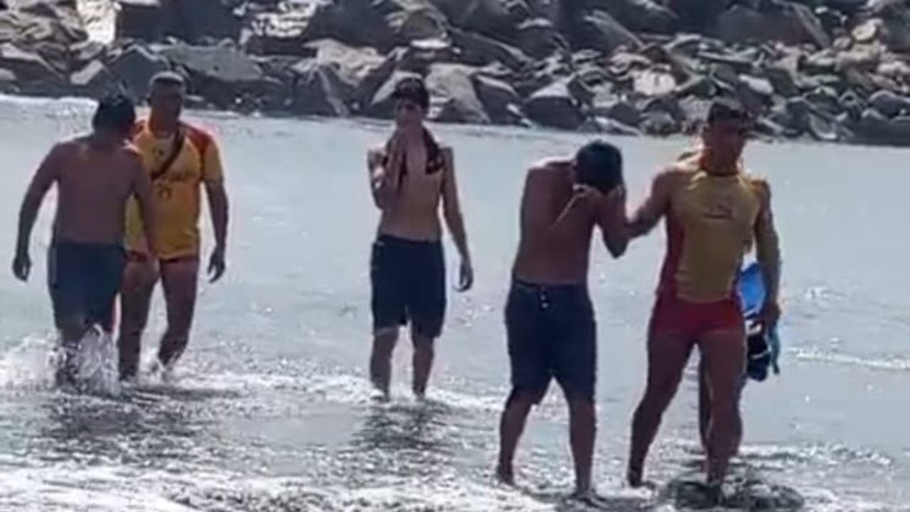 El menor fue jalado por la corriente marina a unos 80 metros mar adentro. Salvavidas lograron rescatarlo. (Foto: PNP)