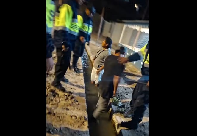 Serenos obligan a hombres a “bañarse” en canal de riego en Secocha, Camaná