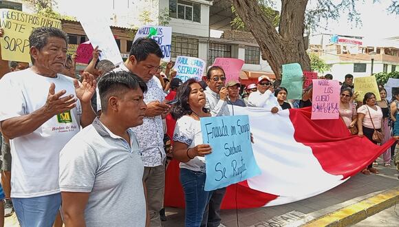 Decenas de comuneros de Sechura llegaron hasta Piura para protestar y denunciar que una directiva pretende inscribirse con documentos falsos