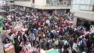 Cientos de personas acuden a Mesa Redonda para realizar sus compras navideñas (FOTOS)
