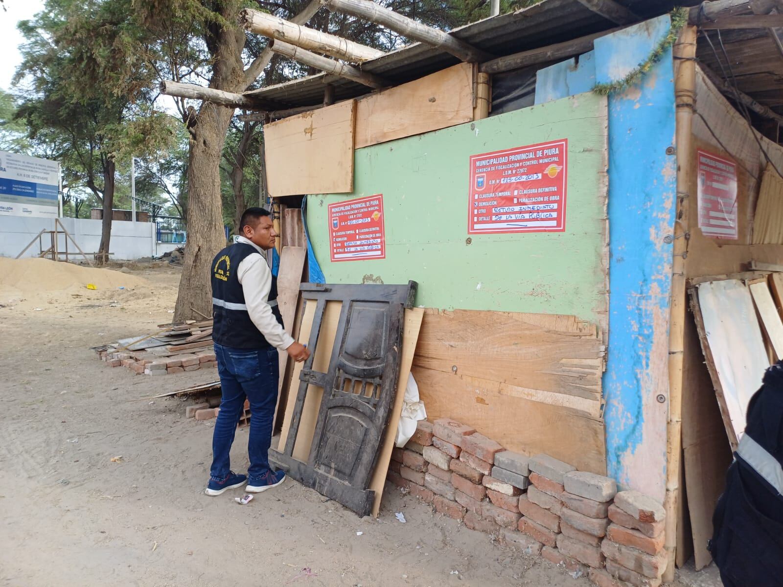 Los notifican para el retiro de la infraestructura en la vía pública