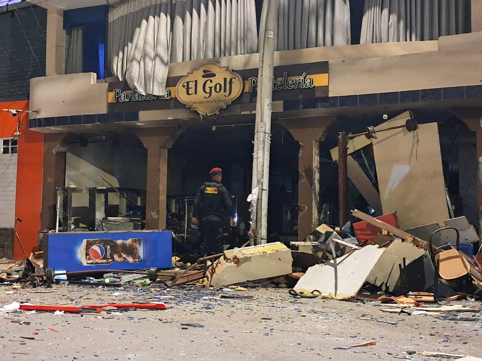 También se reporta daños en columnas, ventanas y mobiliario. (Foto: Agenda.pe)