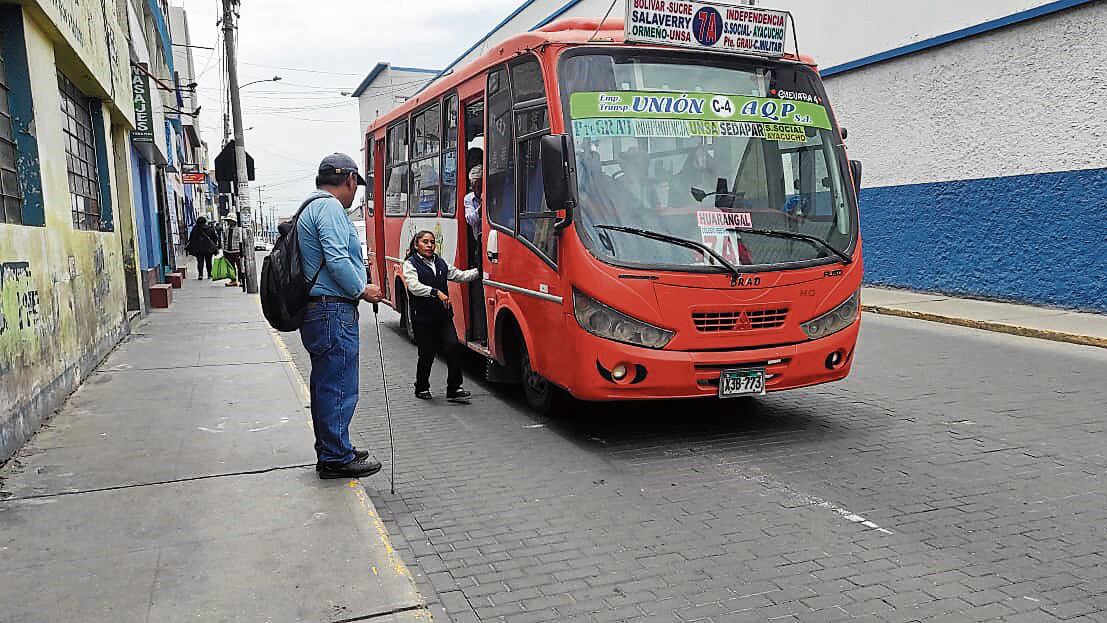 Algunos buses del transporte público no los recogen. Foto: GEC.