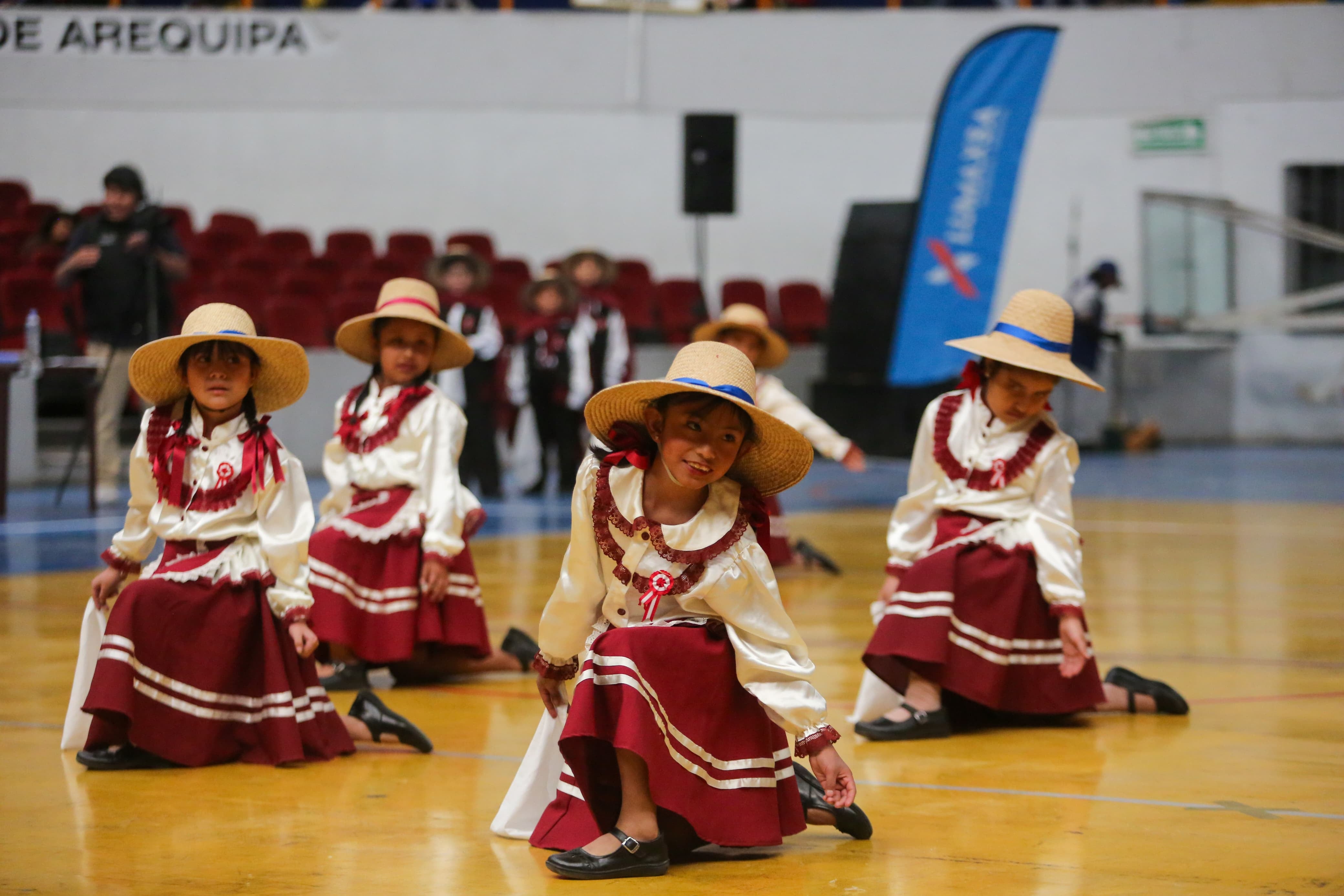 Escolares enamoraron al público con danzas típicas del país. FOTO: Leonardo Cuito.