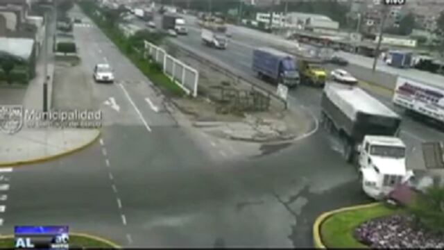 ​Surco: Dos heridos deja choque de auto con un tráiler (Video)