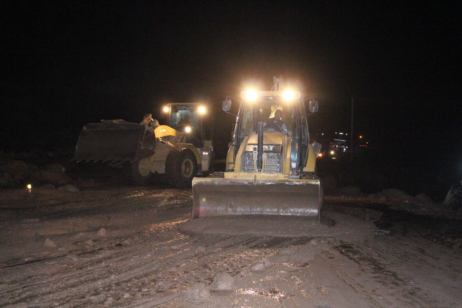 Municipalidad de Yura envió maquinaría para despejar vía. (Foto: Difusión)